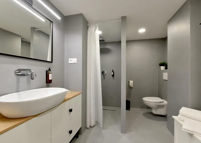 S Balkónom Apartamento